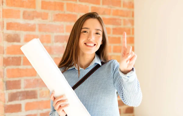 Mooie Architect Lacht Ziet Vriendelijk Uit Toont Nummer Een Eerste — Stockfoto