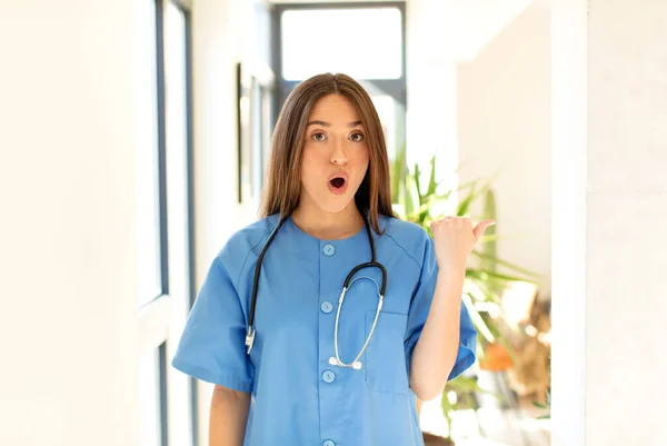 Pretty Nurse Looking Astonished Disbelief Pointing Object Side Saying Wow — Stock Photo, Image