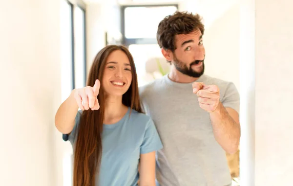 Jeune Couple Pointant Vers Caméra Avec Sourire Satisfait Confiant Amical — Photo