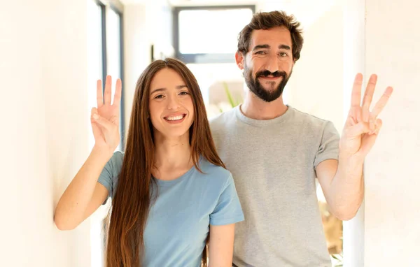 Jeune Couple Souriant Regardant Amical Montrant Numéro Trois Troisième Avec — Photo