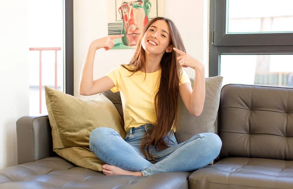 Vacker Kvinna Ler Tryggt Pekar Egen Bred Leende Positiv Avslappnad — Stockfoto