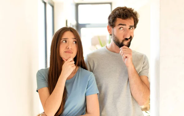 Junges Paar Denkt Fühlt Sich Zweifelhaft Und Verwirrt Hat Verschiedene — Stockfoto