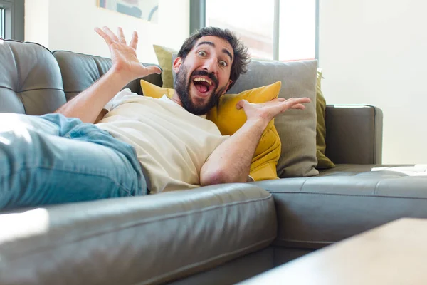 Joven Barbudo Descansando Sofá — Foto de Stock