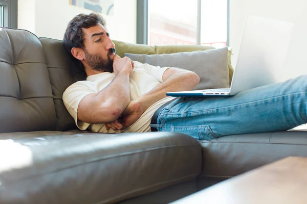 Joven Barbudo Descansando Sofá Con Portátil — Foto de Stock