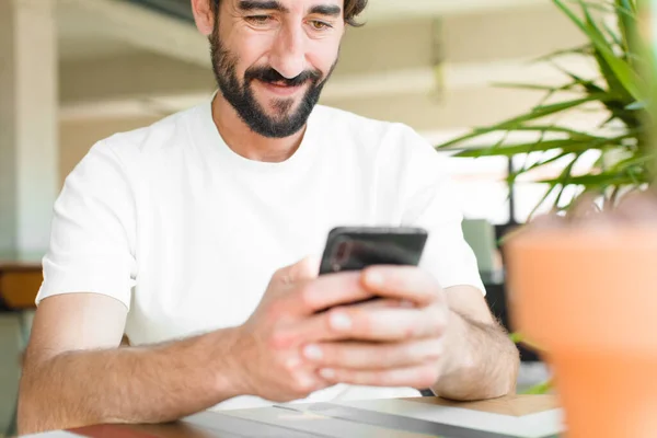 Joven Barbudo Con Teléfono Inteligente Casa — Foto de Stock