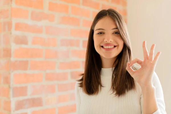 Ung Kvinna Känner Sig Glad Avslappnad Och Nöjd Visar Godkännande — Stockfoto