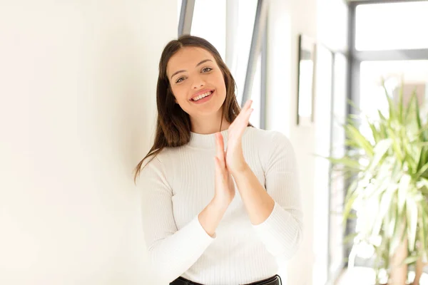 Mooie Vrouw Voelt Zich Gelukkig Succesvol Glimlachen Klappen Handen Gefeliciteerd — Stockfoto