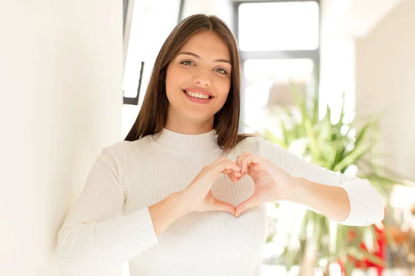 Mulher Bonita Sorrindo Sentindo Feliz Bonito Romântico Apaixonado Fazendo Forma — Fotografia de Stock