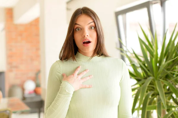 Bella Donna Sentirsi Scioccato Stupito Sorpreso Con Mano Sul Petto — Foto Stock