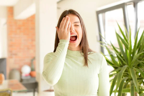 Hübsche Frau Die Schläfrig Gelangweilt Und Gähnend Aussieht Mit Kopfschmerzen — Stockfoto