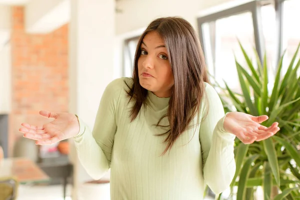 Hübsche Frau Die Sich Ratlos Und Verwirrt Fühlt Keine Ahnung — Stockfoto