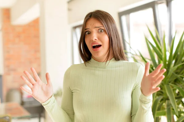 Mujer Bonita Mirando Sorprendido Asombrado Con Mandíbula Cayó Sorpresa Darse — Foto de Stock