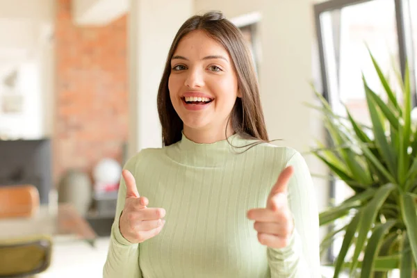 Bonita Mujer Sonriendo Con Una Actitud Positiva Exitosa Feliz Apuntando — Foto de Stock