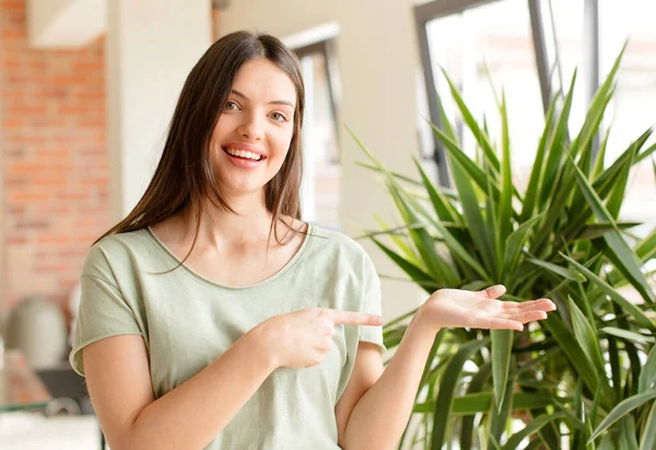 Bella Donna Sorridente Allegramente Che Punta Copiare Spazio Sul Palmo — Foto Stock