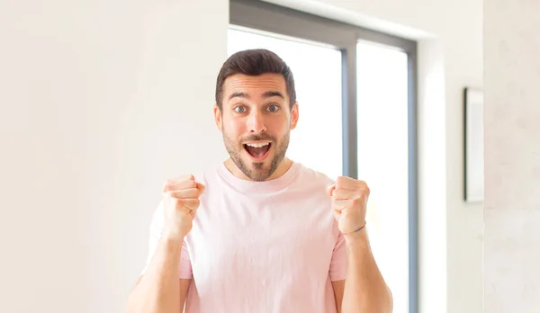 Hombre Guapo Sintiéndose Sorprendido Emocionado Feliz Riendo Celebrando Éxito Diciendo —  Fotos de Stock