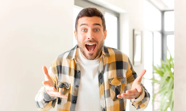 Hombre Guapo Sintiéndose Feliz Asombrado Afortunado Sorprendido Como Decir Omg —  Fotos de Stock