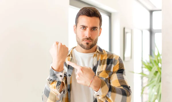 Homem Bonito Olhando Impaciente Irritado Apontando Para Assistir Pedindo Pontualidade — Fotografia de Stock