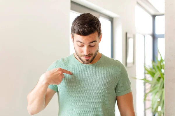 Knappe Man Die Vrolijk Nonchalant Glimlacht Naar Beneden Kijkt Naar — Stockfoto