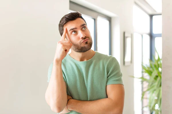 Homem Bonito Com Olhar Concentrado Perguntando Com Uma Expressão Duvidosa — Fotografia de Stock