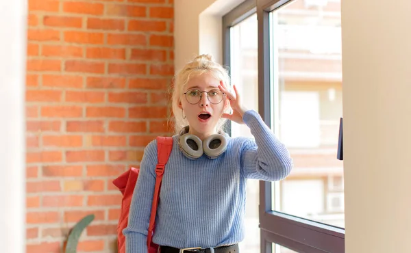 Mooie Student Die Gelukkig Uitziet Verbaasd Verrast Glimlachend Realiserend Geweldig — Stockfoto