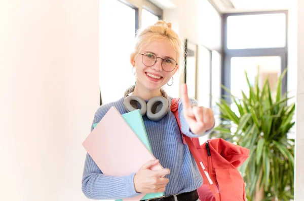 Mooie Student Glimlachend Trots Vol Vertrouwen Maken Nummer Een Poseren — Stockfoto