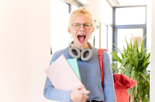 Mooie Student Schreeuwen Agressief Kijken Erg Boos Gefrustreerd Verontwaardigd Geïrriteerd — Stockfoto