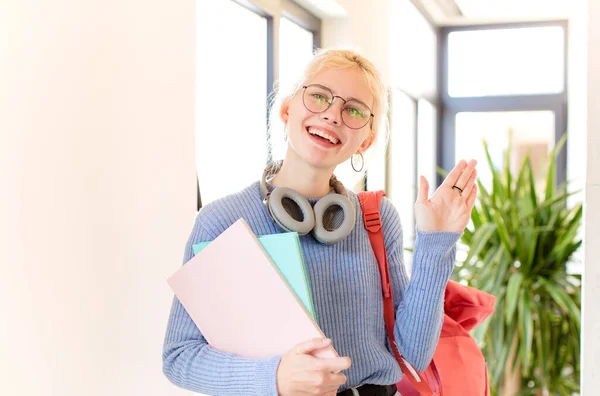 Mooie Student Glimlachend Vrolijk Vrolijk Zwaaiend Met Hand Verwelkomend Groetend — Stockfoto