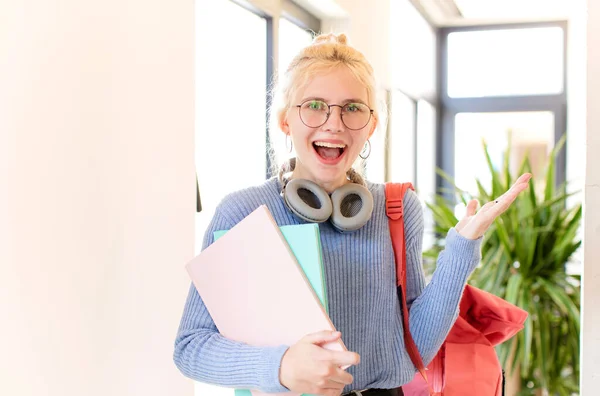 Mooie Student Die Zich Gelukkig Verrast Vrolijk Voelt Glimlacht Met — Stockfoto