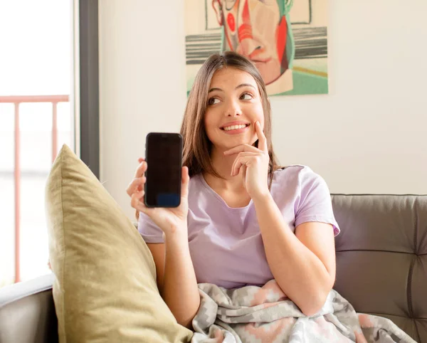 Bonita Mujer Sonriendo Feliz Soñando Despierto Dudando Mirando Lado — Foto de Stock