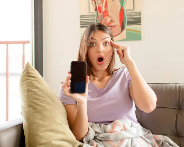 Mujer Bonita Mirando Sorprendida Con Boca Abierta Conmocionada Realizando Nuevo — Foto de Stock