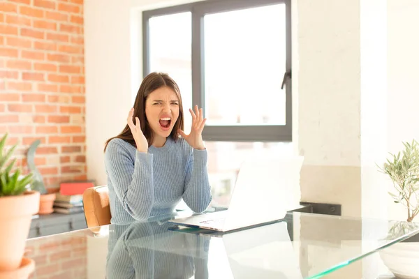 Bella Donna Urlando Con Mani Alto Aria Sentirsi Furioso Frustrato — Foto Stock