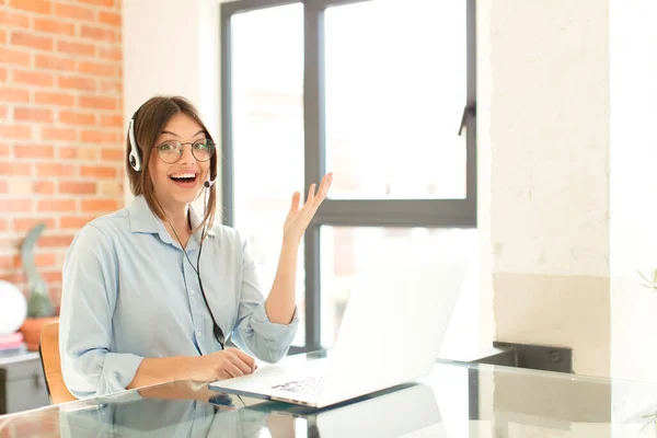 Abbastanza Telemarketer Sensazione Felice Sorpreso Allegro Sorridente Con Atteggiamento Positivo — Foto Stock