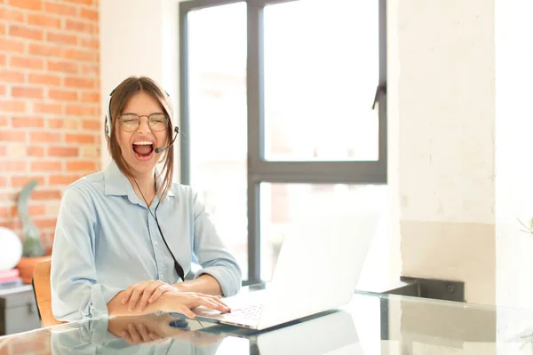 Pretty Telemarketer Shouting Aggressively Looking Very Angry Frustrated Outraged Annoyed — Stock Photo, Image
