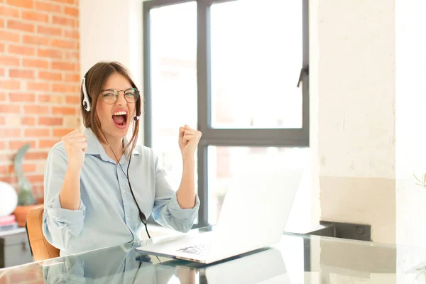 Pretty Telemarketer Shouting Aggressively Angry Expression Fists Clenched Celebrating Success — Stock Photo, Image