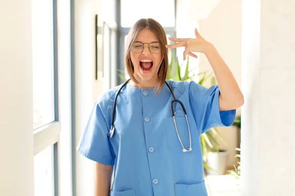 Mooie Verpleegster Kijken Ongelukkig Gestrest Zelfmoord Gebaar Maken Pistool Teken — Stockfoto