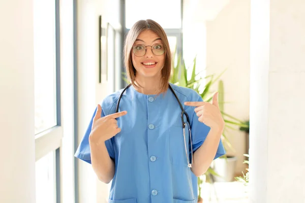 Enfermeira Bonita Sentindo Feliz Surpreso Orgulhoso Apontando Para Mesmo Com — Fotografia de Stock
