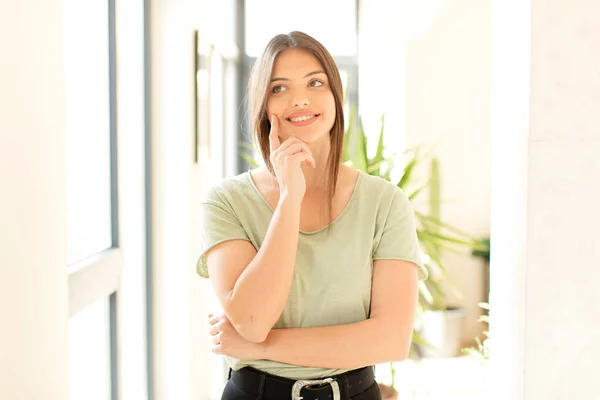 Mulher Bonita Sorrindo Feliz Sonhando Acordado Duvidando Olhando Para Lado — Fotografia de Stock