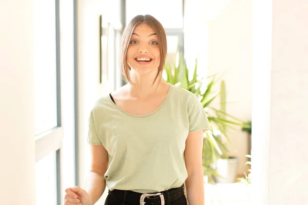 Mujer Bonita Mirando Feliz Gratamente Sorprendido Emocionado Con Una Expresión —  Fotos de Stock