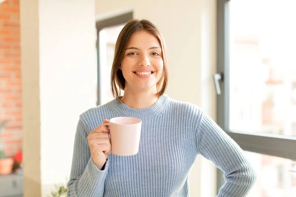 Bonita Mujer Sonriendo Felizmente Con Una Mano Cadera Actitud Segura — Foto de Stock