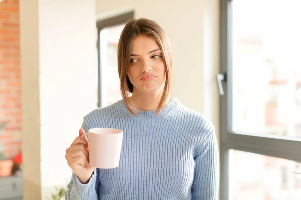 Hübsche Frau Die Sich Traurig Verärgert Oder Wütend Fühlt Und — Stockfoto