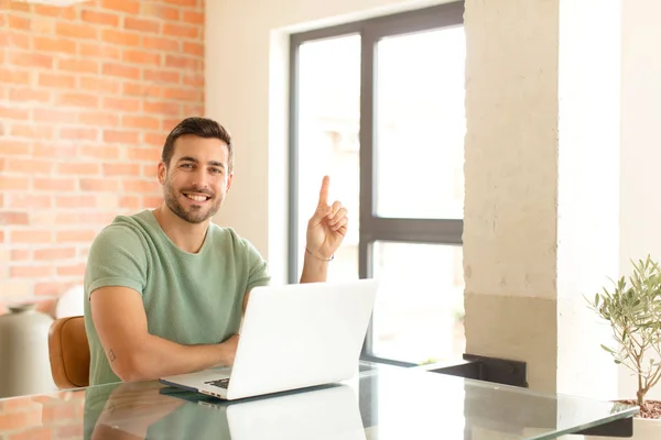 Stilig Man Ler Och Ser Vänlig Visar Nummer Ett Eller — Stockfoto