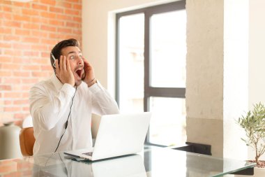 Yakışıklı pazarlamacı mutlu, heyecanlı ve şaşırmış hissediyordu. İki eli yüzü de havada bir tarafa bakıyordu.
