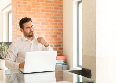 Yakışıklı iş adamı kibirli, başarılı, pozitif ve gururlu görünüyor.