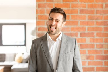 Yakışıklı iş adamı, neşeli, kaygısız, asi tavırlı, şakacı ve dilsiz, eğlenen