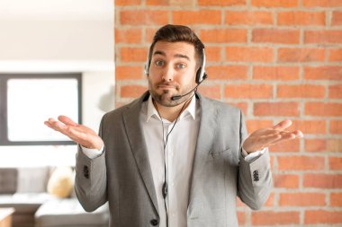 Yakışıklı pazarlamacı şaşkın ve şaşkın hissediyor, şüpheci, ağırlıklı ya da komik ifadeyle farklı seçenekler seçiyor.