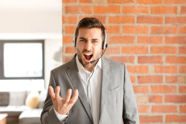 Yakışıklı pazarlamacı sinirli, sinirli ve hayal kırıklığına uğramış görünüyor. Senin neyin var? 