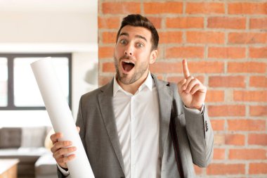 Bir fikri fark ettikten sonra mutlu ve heyecanlı bir dahi gibi hisseden yakışıklı mimar, neşeli bir şekilde parmağını kaldırdı, eureka!