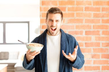 Yakışıklı adam sinirli, sinirli ve hayal kırıklığına uğramış görünüyor. Senin neyin var? 