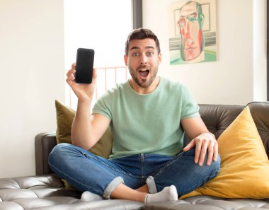 Yakışıklı adam çok şaşırmış ya da şaşkın görünüyor, ağzı açık bir şekilde 