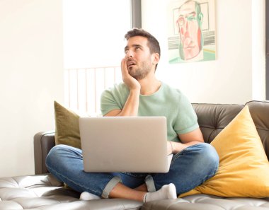 Yakışıklı adam sıkılmış, hayal kırıklığına uğramış ve uykulu. Yorucu, sıkıcı ve can sıkıcı bir işten sonra, el ele tutuşarak.